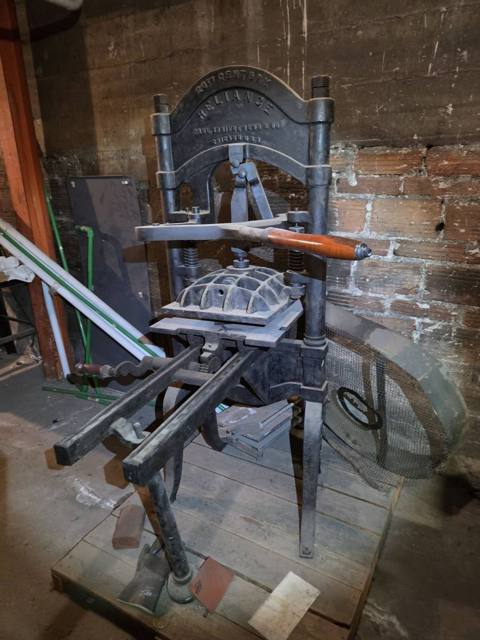Reliance hand press